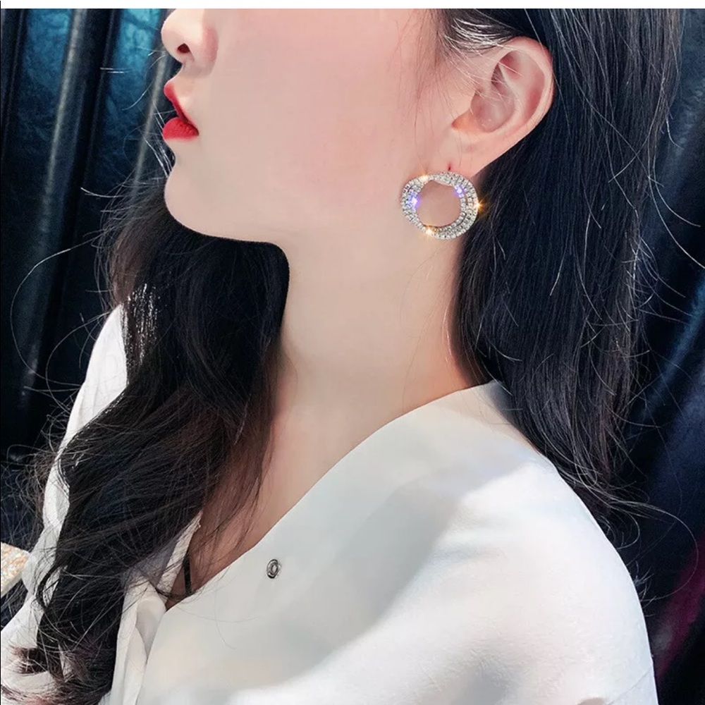 Shiny classic classy sparkle earrings - Picture 3 of 3